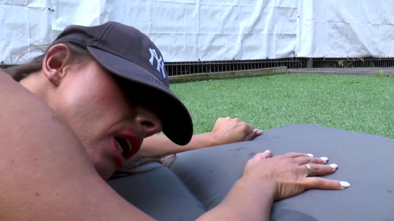 MMV German Kink: Una milf tettona si gode il culo all'aperto e la...