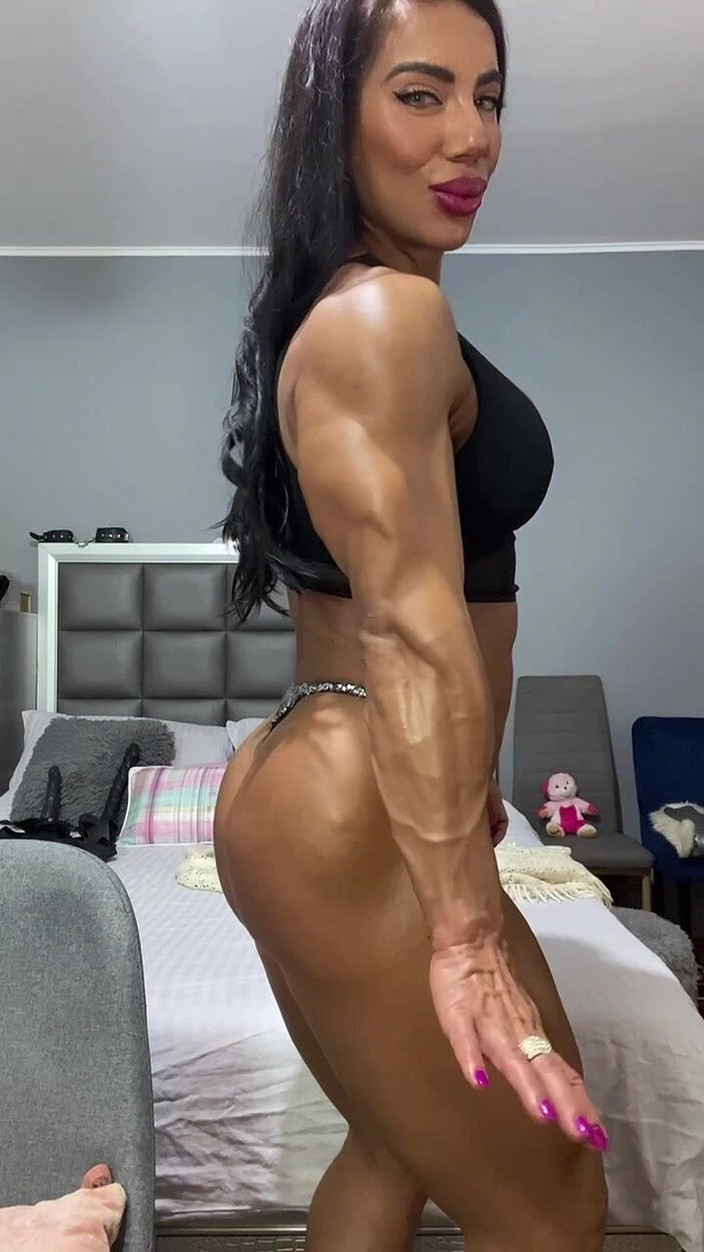 Alesyamuscledoll: Di atasmu