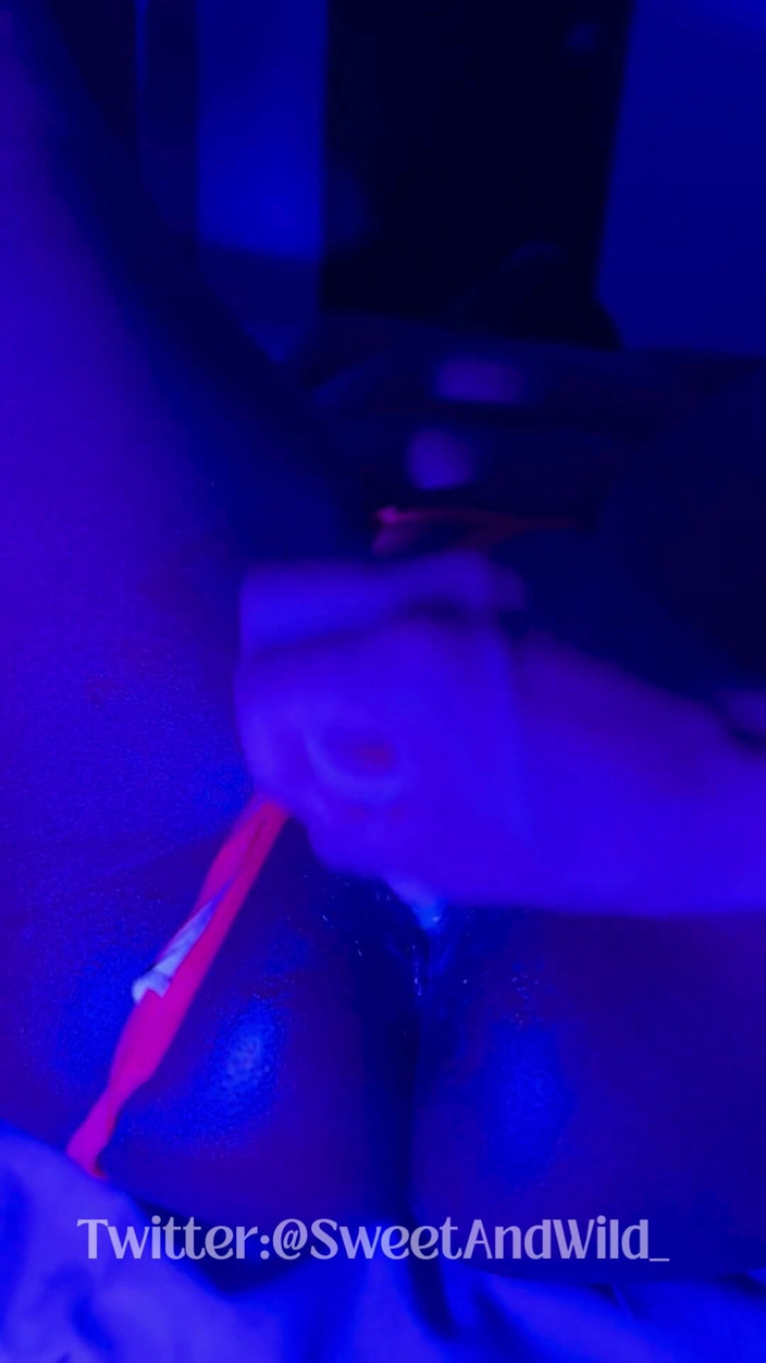 AfroLatinCouple: Murzynka bogini wycieka neonowe stringi i dildo tryska