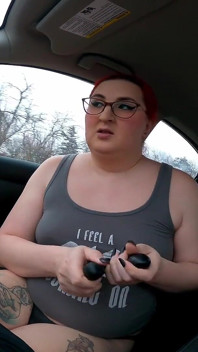Transsexuală dă cap de drum și înghite spermă înainte de a introduce jucăria anală de la distanță Lovense