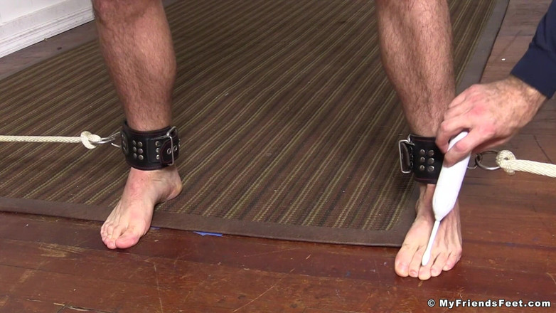 My friends feet: L'iper solletico nito viene solleticato nudo