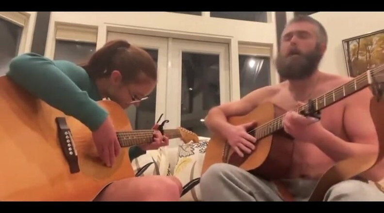 BrandiBraids: 데릭과 나는 원래 노래를 썼다