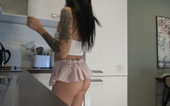 Leon Lambert Girls Twerk Parties CFNM: Kısa pembe mini etek ve diz üstü çoraplı külot sadece tıraşlı amını...