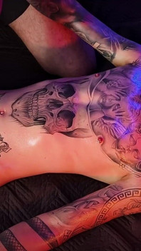 Camilo Brown dando una paja con aceite intenso a twink tatuado caliente mike tatuado