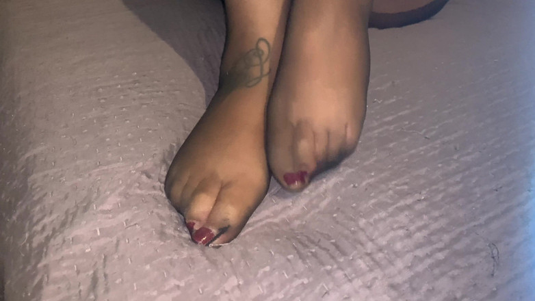 CoppiaCollant: Voeten in panty en rode nagellak voor een super cumshot