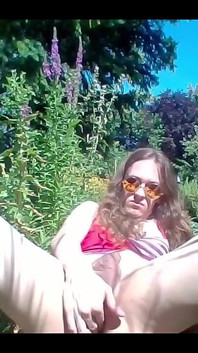 Lina se fait remplir le cul de balles de golf et d’un boyau de jardin de 80 cm !