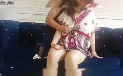 Drague au hasard des femmes au foyer asiatiques et traite-les avec ma bite