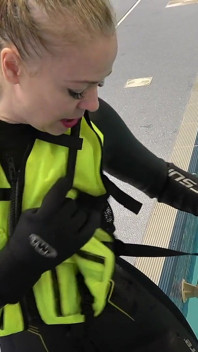 Neoprene şehvet: havuzda şişme şnorkelli vest zevki