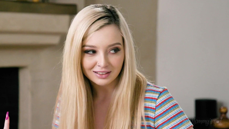 Mommy's Girl: Macocha loszka - drobna blondynka Lexi Lore złapała napalona macocha Sarah...