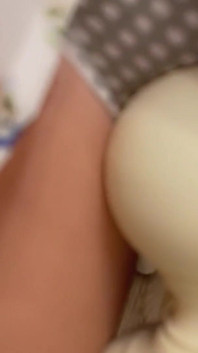 Sexy tření zrzavá chlupatá kundička pod sukní. Moje tajemství v ložnici