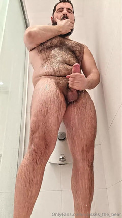 Ulysses the bear: Honění mokré