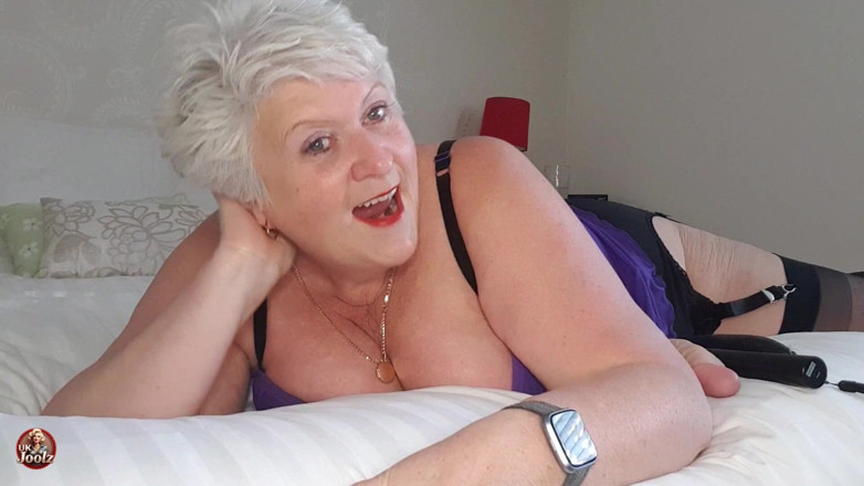 Uk Joolz: Get Comfy and Play with Me