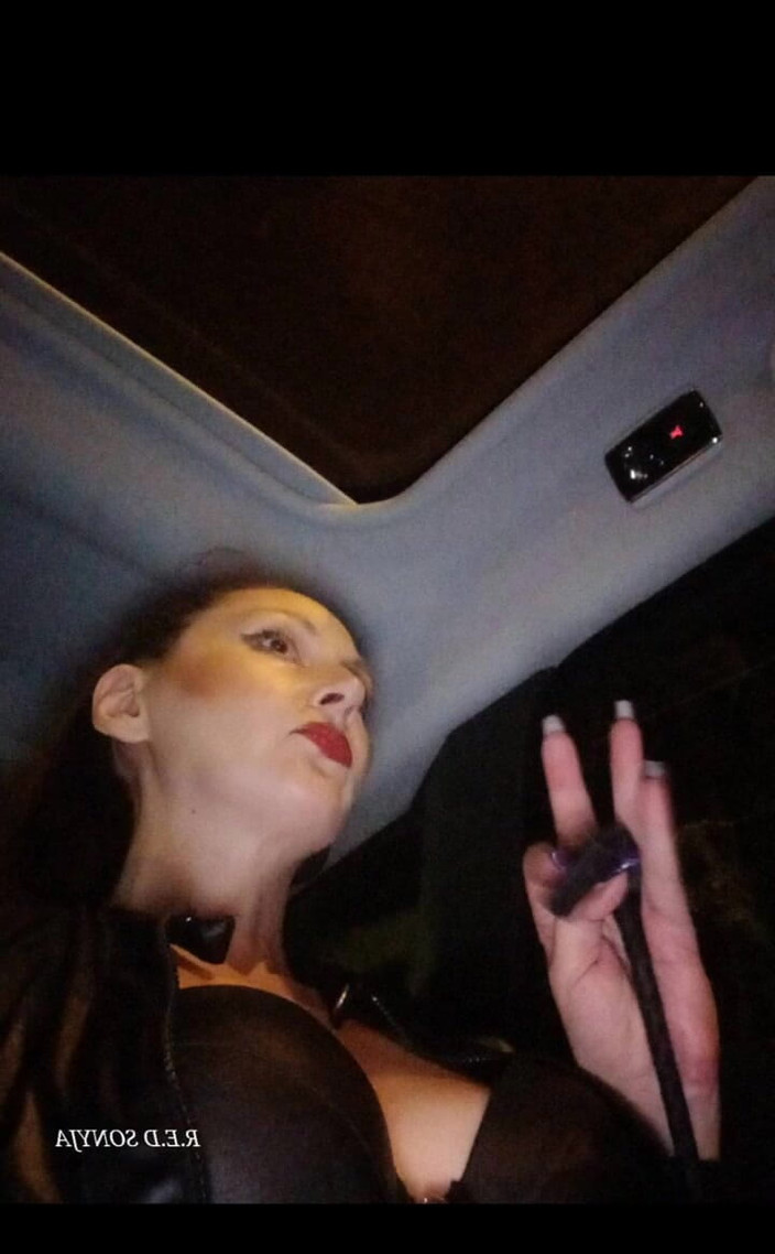 Dominatrix Redsonyja: कौन वोट देता है और इस राशि को छोड़ देता है सेक्सी हो जाता है