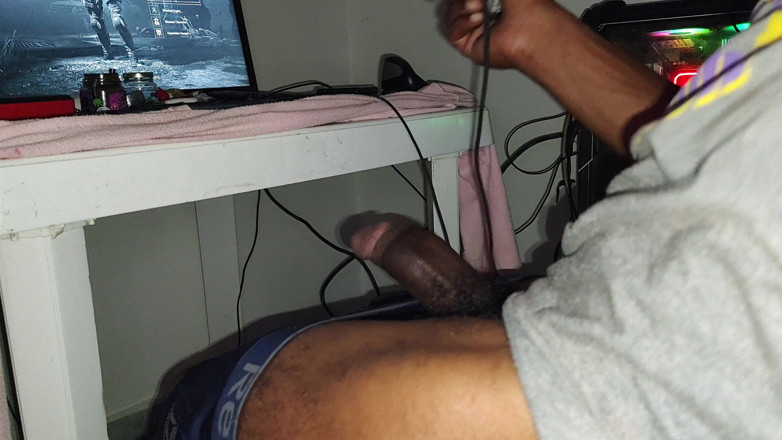 Uncut Lil Midget and Latina Freaky Friends: Pitică cu un cap bun plus un joc video Lil ......
