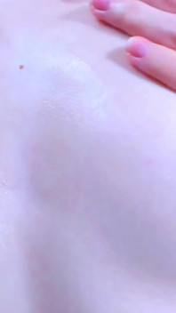 Lotion auf titten Extreme nahaufnahme