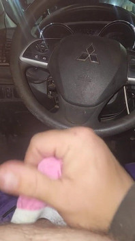 Ich benutze rosa höschen, um in meinem auto zu wichsen.