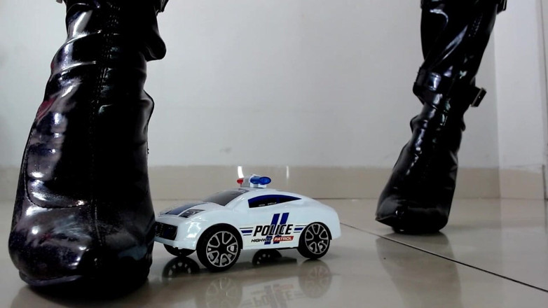 Maeling: Domme Giantess Latex Boot Stomped rozdrcený policajt auto