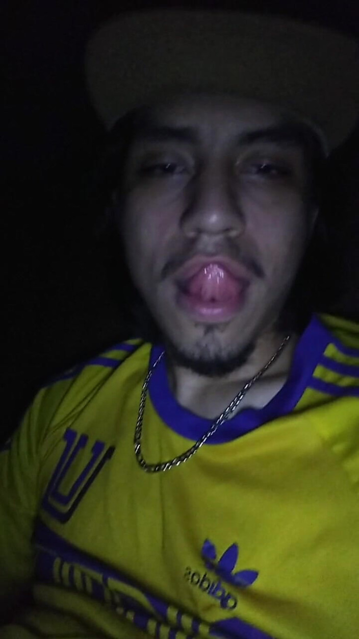AlexAlejandro13: Bărbatul sexy vrea să-și atingă penisul