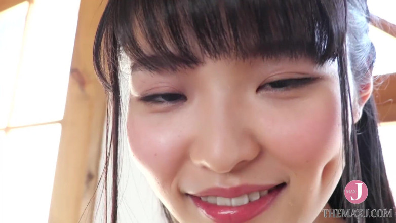 Tokyo Bikini College: 恥ずかしがり屋のアジアの女の子に黄色の水着ポーズでカメラに彼女のタイトな体を示す