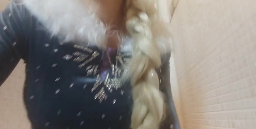 savannahamatoriale: Elsas Cosplay Wanna Make U See