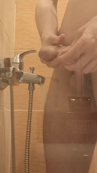 Mladý Chlapec Se Myje Ve Sprše a Sní O Tom, Že Je Vedle Něj Někdo
