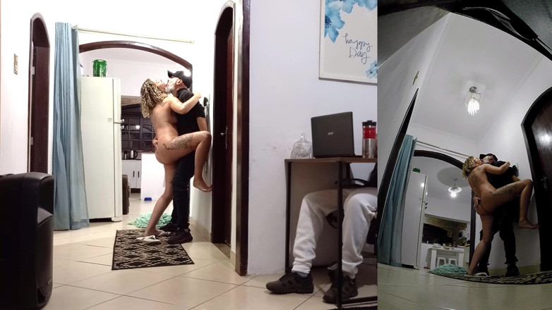 Victor SweetCoupleStories: Prawdziwa żona zdradza męża, gdy nosi słuchawki z dostawcą.