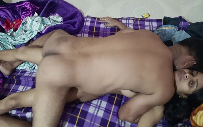 Easypron: Quente menina Parnita Bordholoi sexo na cama