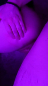 젖은 보지에 큰 자지를 원하는 보짓물 가득한 소녀