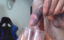 Tomm hot: Umplerea unui pahar cu urină - pulă netăiată - Preput - Coaie mari