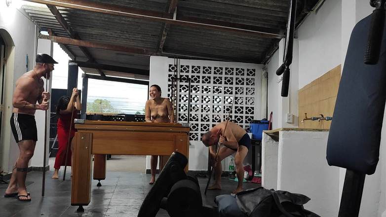 Carmona's films: Jocând biliard cu surorile vitrege, două cozi mari