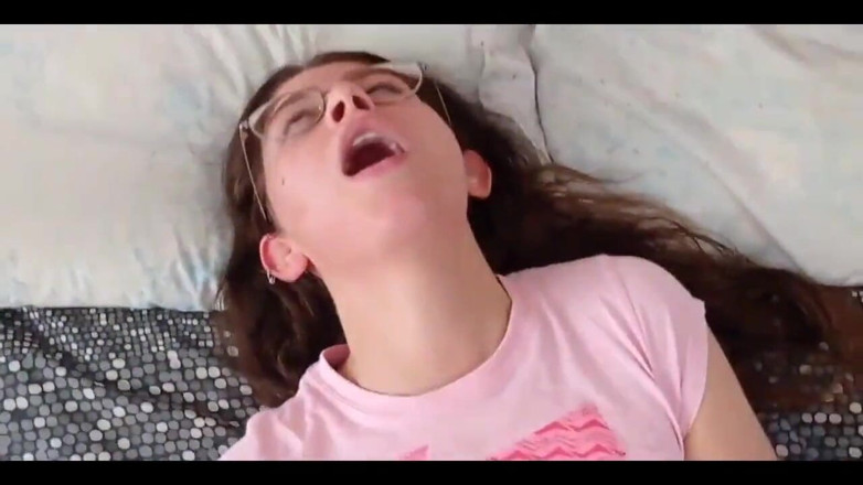 Shanaxnow: 18anni Mutandine scopano un culo distrutto con figa creampie