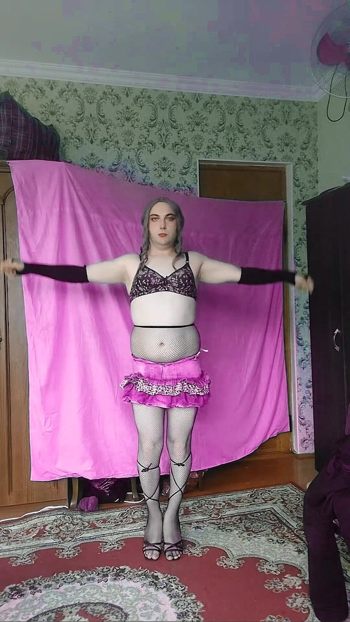Kitty_Cross: Het college tjejig cheerleader sissy gör en fantastisk sexig föreställning...