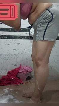 Indiancă Priya Bhabi cu corp deschis complet sexy în baie