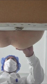 De dokter kon zich niet verzetten tegen de verloofde van de cuckold!