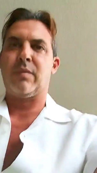 Padrasto Cory Bernstein e jock enteado se masturbam em fraternidade x fita de sexo