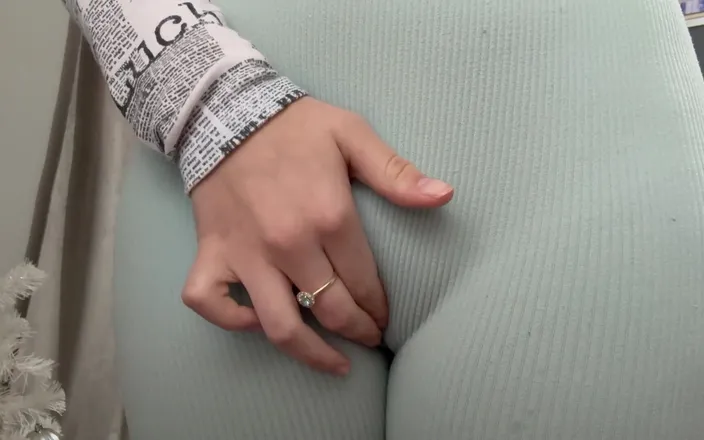 AmayaMori: This Sexy Girl Shows off Her Camel Hoof Pussy in...