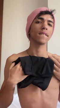Isak le mec à la bite énorme s’excite et l’encule