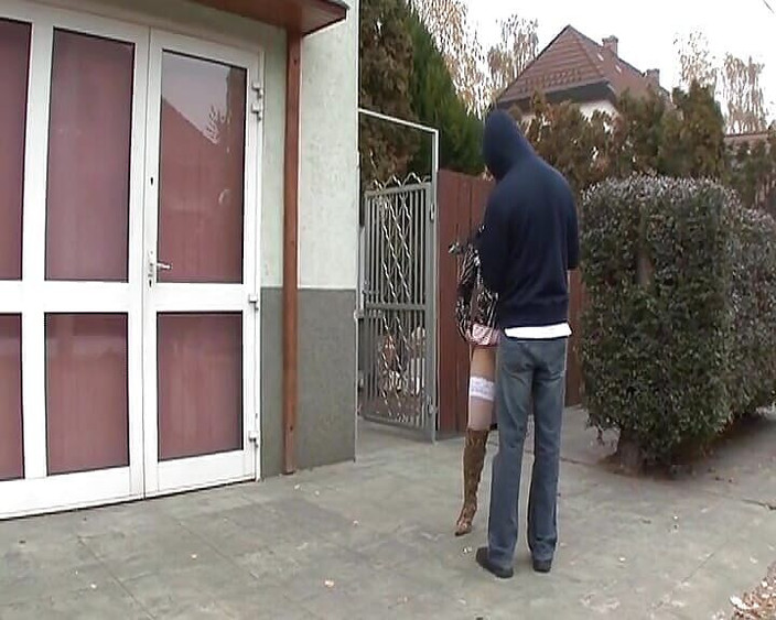 Deutsche Camgirls: Une beauté allemande chevauche une grosse noire jusqu’à l’éjaculation