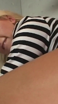 Si blonde ini Agak Murah, Tetapi Tubuhnya Atas Garisan