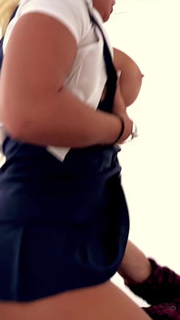 Blonďatá velká prsa PAWG Kote Brooklyn Blue v nezbedná školačka Role Play