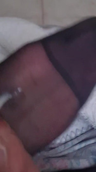 Footjob dengan stoking nilon di sofa'