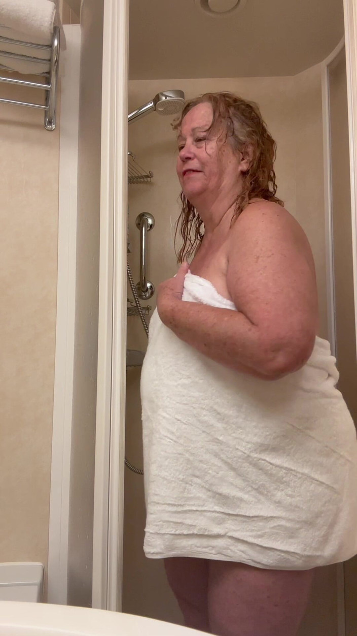 Big Ass 4 U: सब पर चुलबुली डालने के बाद नानी शॉवर