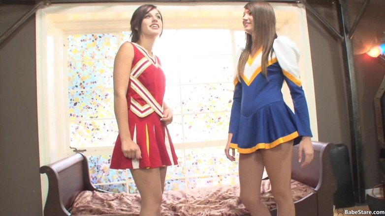 Lesbian Babe Stare: Pembimbing sorak dari pasukan berbeza bertemu rahsia