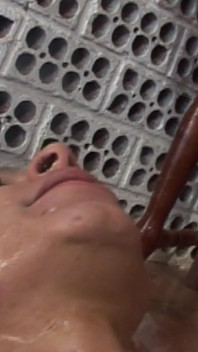Klystýr polyká extrémní xxl litry - lesbická dominance s klystýrem
