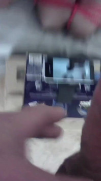 POV-video von Laura gefesselt auf den knien, high heels und netzstrumpfhose, auf ihrem mund mit riesigem abspritzen gefickt