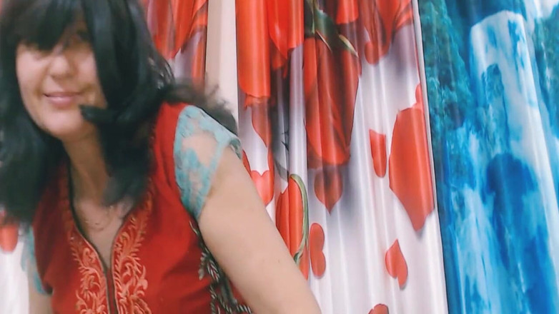 Bolly Karma: Peituda linda madrasta