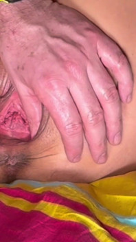 Une MILF sexy se fait fister profondément