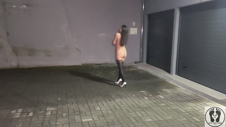 All You Can Fetish: Rischioso camminare nuda in tutto il mio edificio pipì all'aperto
