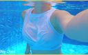 Wifey Does: Wifey đang bơi không mặc áo ngực trong chiếc áo sơ mi trắng
