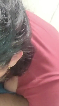 Madrastra milf hace una mamada descuidada con semen en la boca